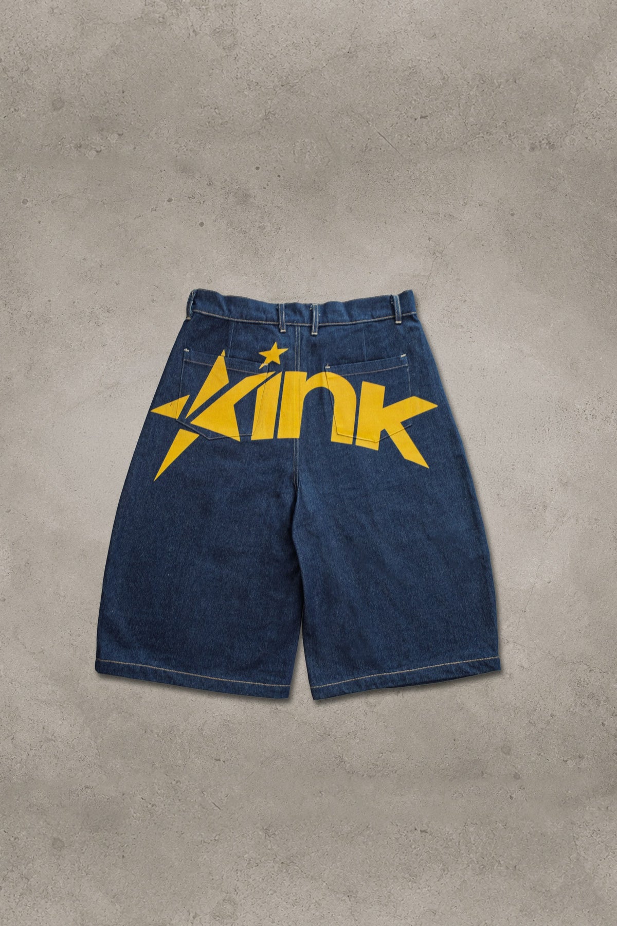 Bermudas Denim, vista trasera sobre fondo gris