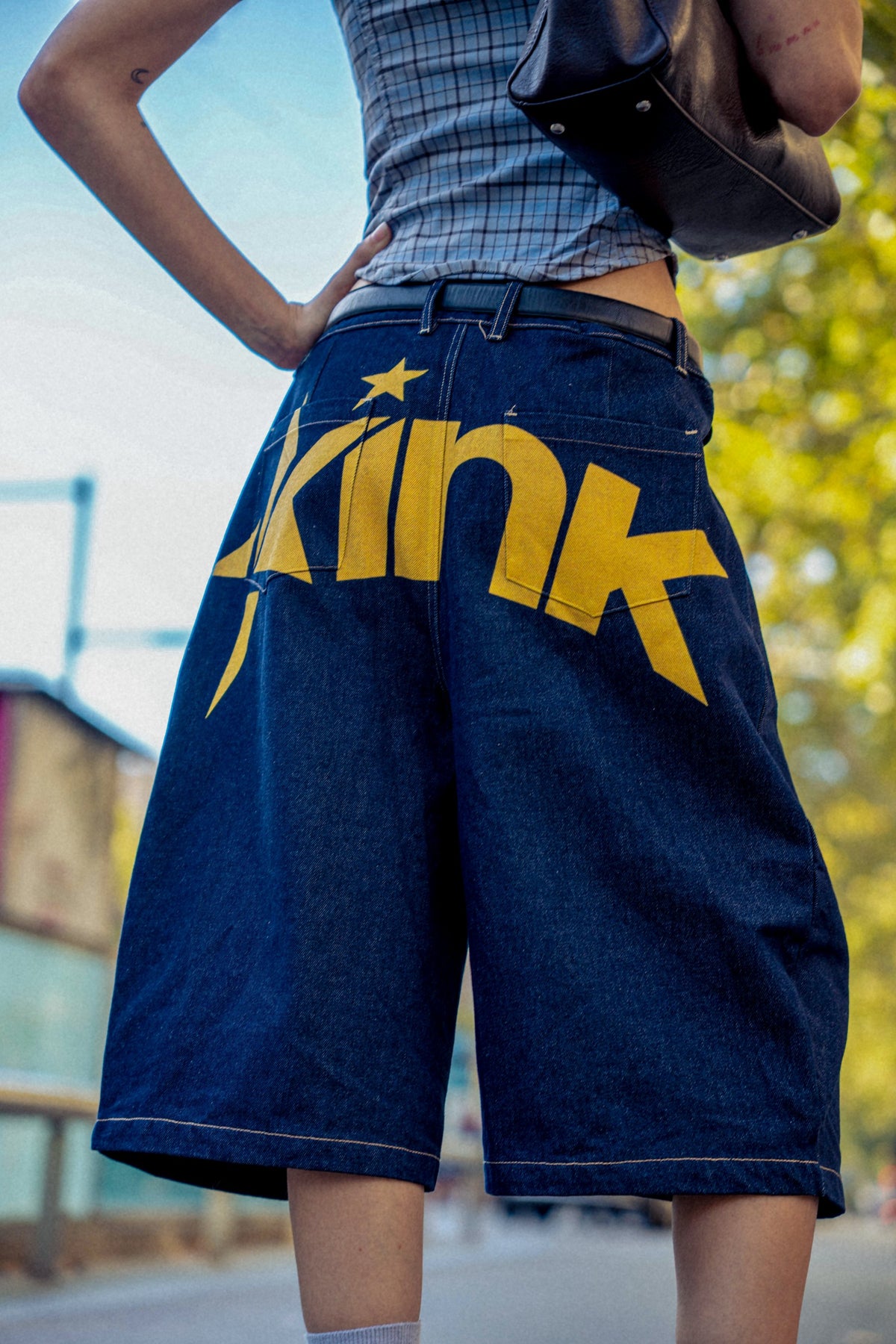 Bermudas Denim, detalle trasero con el logo KINK