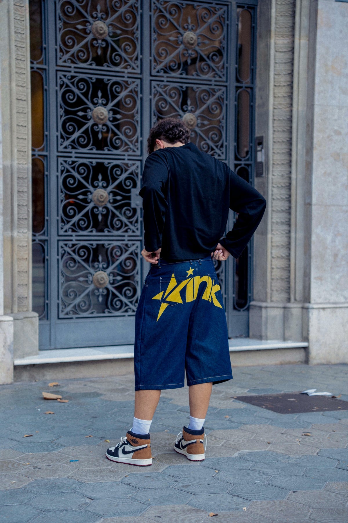 Bermudas Denim con modelo chico, de espaldas