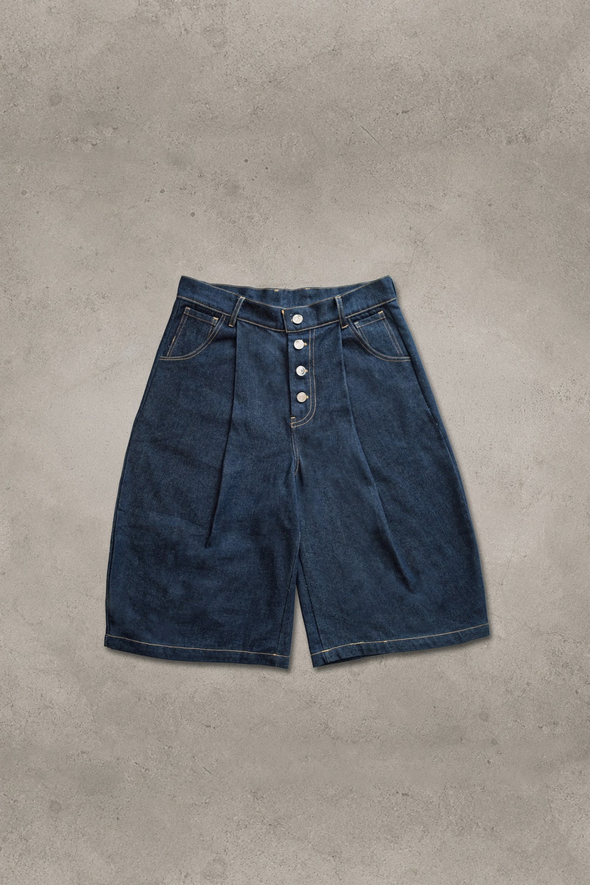 Bermudas Denim, vista frontal sobre fondo gris