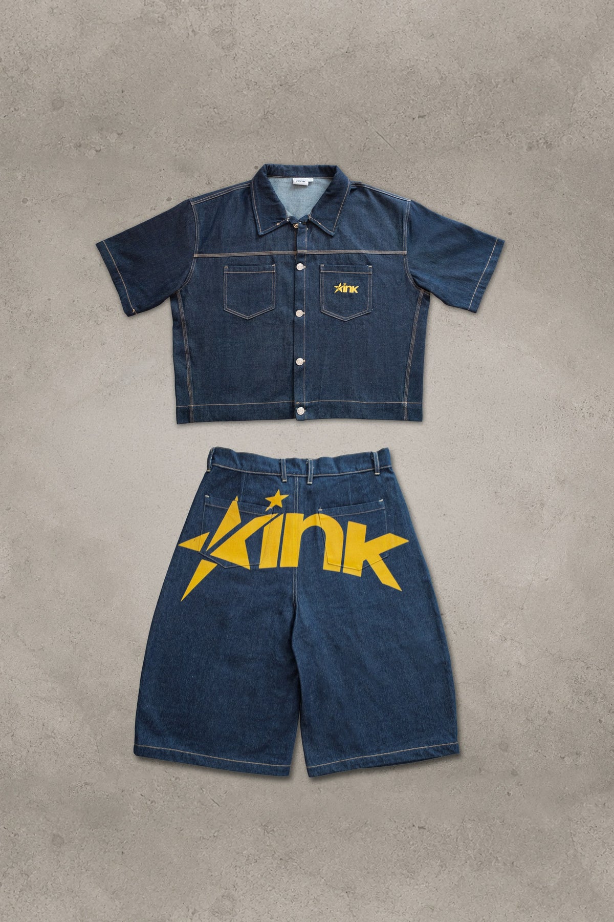 Conjunto Denim, vista trasera sobre fondo gris