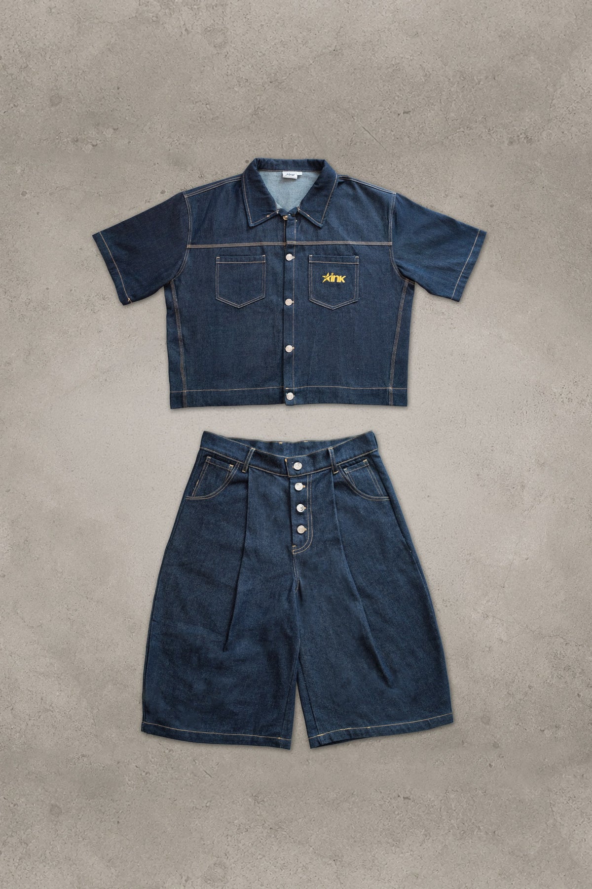 Conjunto Denim, vista frontal sobre fondo gris