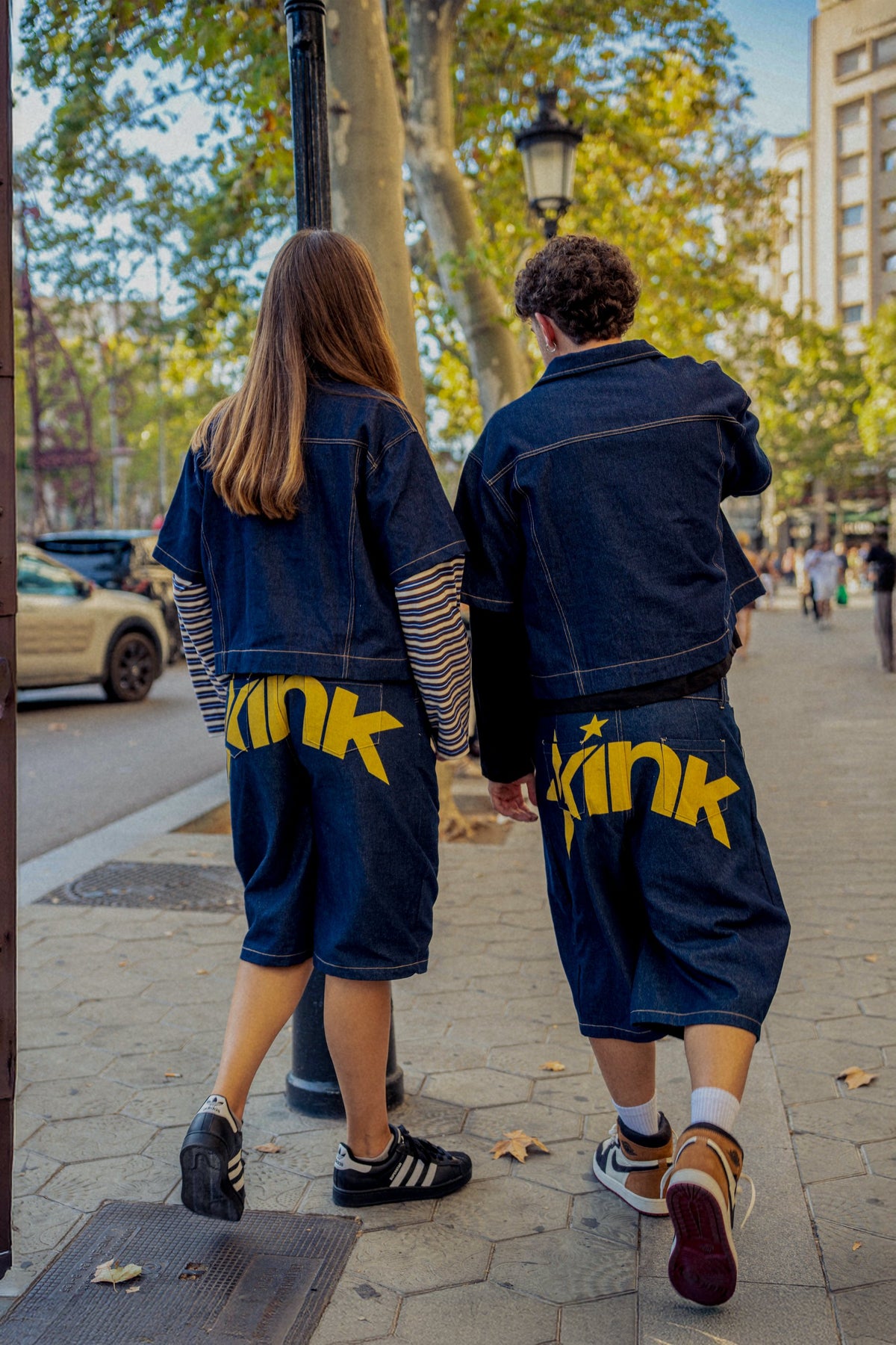 Conjunto Denim con modelos chico y chica, de espaldas