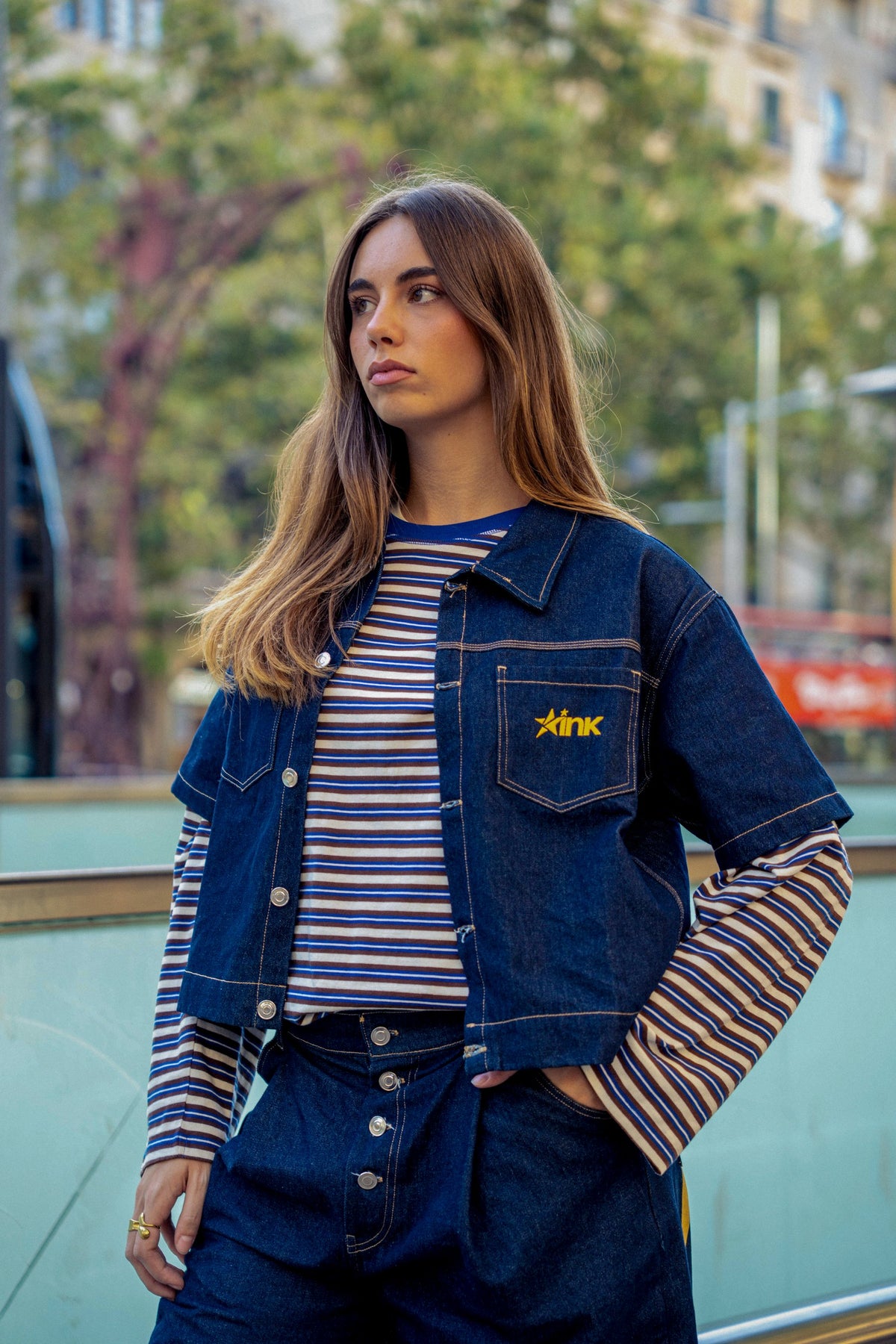 Sobrecamisa Denim con modelo chica, de frente