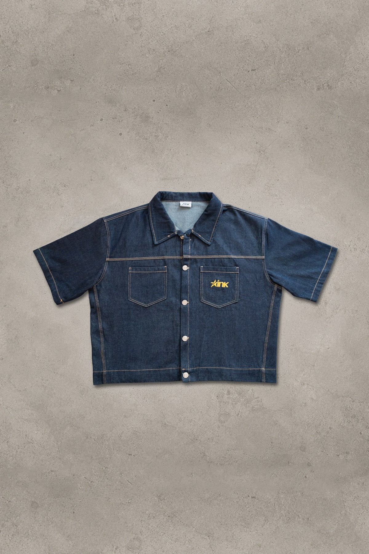 Sobrecamisa Denim, vista frontal sobre fondo gris